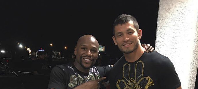 Floyd Mayweather a Makhmud Muradov s pásem šampiona XFN