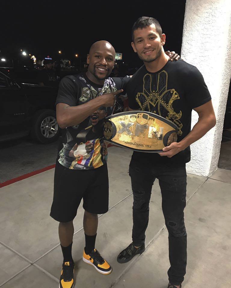 Floyd Mayweather a Makhmud Muradov s pásem šampiona XFN