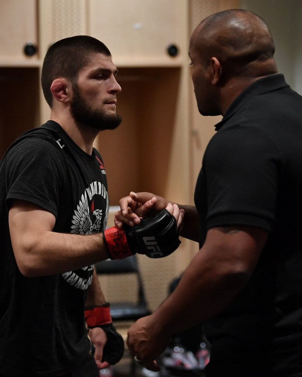 Chabib Nurmagomedov (vlevo) získal další ocenění, když vstoupil do Síně slávy UFC. Společně s ním se této pocty dočkal Daniel Cormier