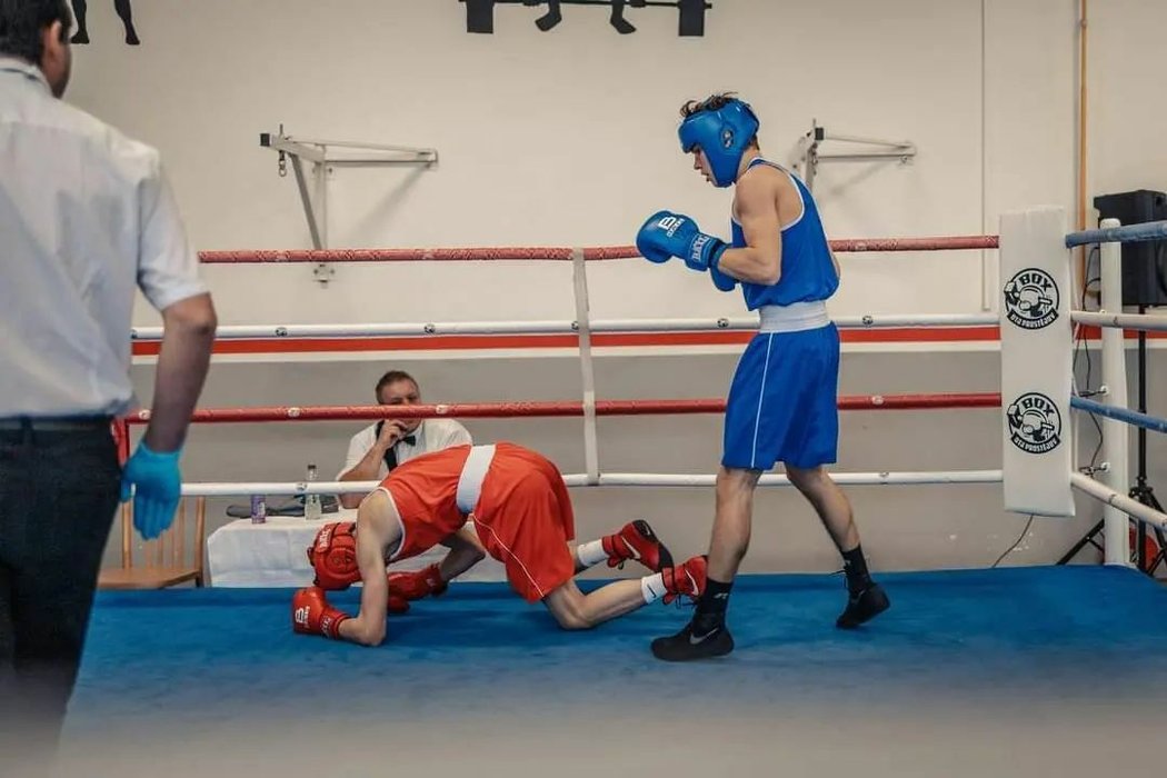 Talentovaný boxer David Karbaš (v modrém dresu)