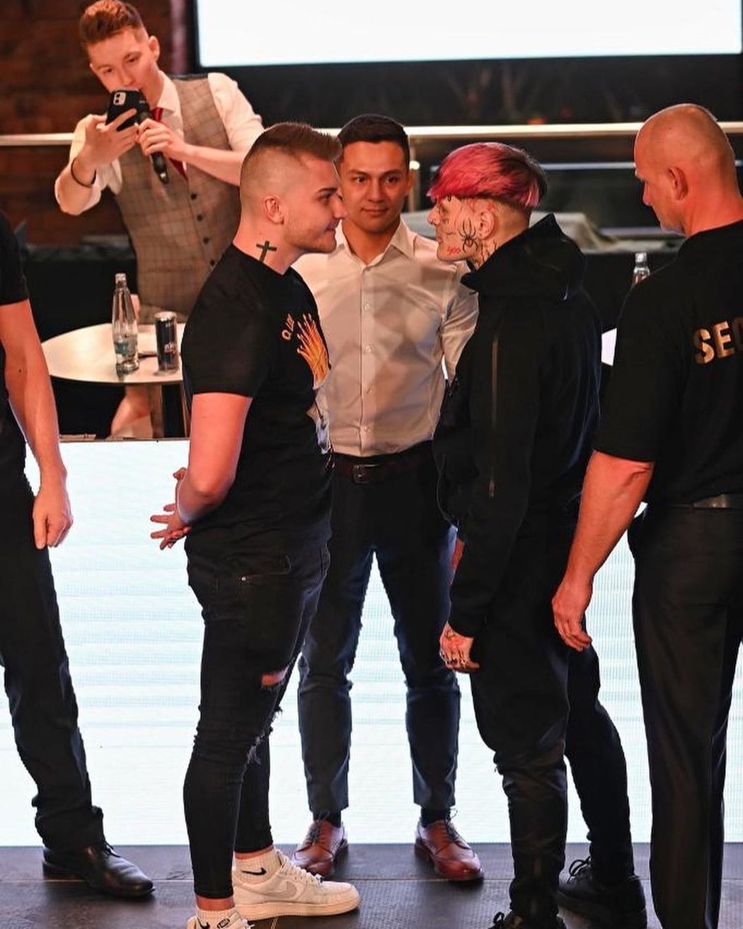 Turnaj Clash of  the Stars se snažil strhnout pozornost od první tiskové konference