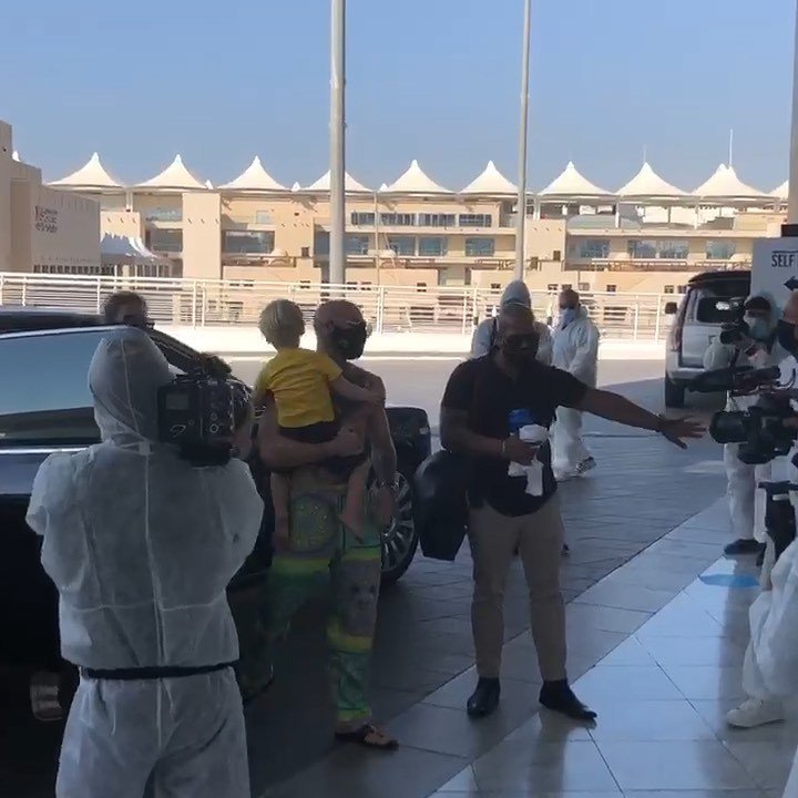 Conor McGregor dorazil s rodinou na Yas Island, kde jej za necelý týden čeká souboj s Dustinem Poirierem