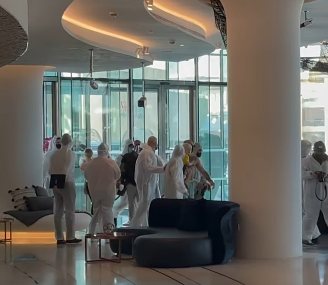 Conor McGregor dorazil s rodinou na Yas Island, kde jej za necelý týden čeká souboj s Dustinem Poirierem