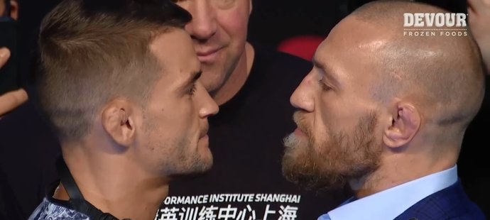 Dustin Poirier a Conor McGregor po tiskovce před turnajem UFC 257