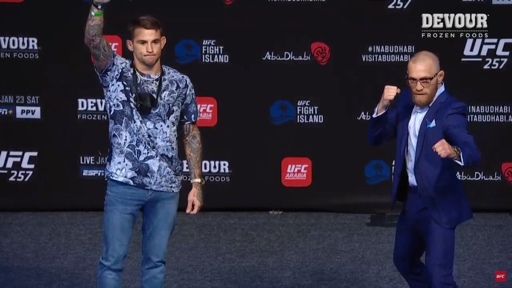 Dustin Poirier a Conor McGregor po tiskovce před turnajem UFC 257