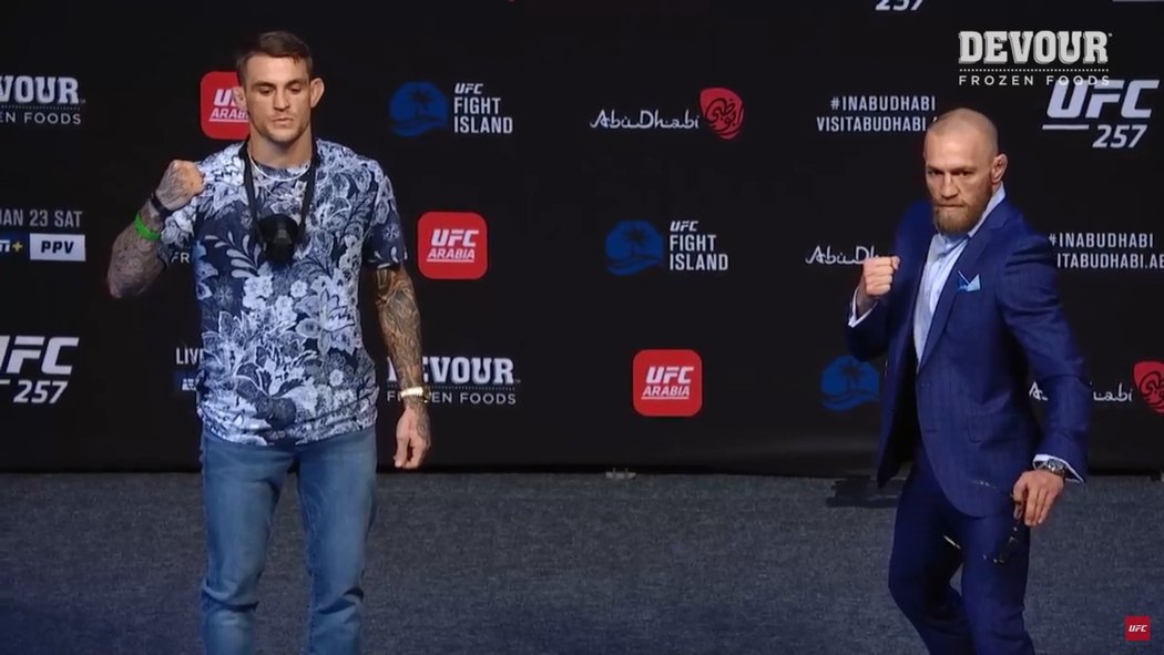 Dustin Poirier a Conor McGregor po tiskovce před turnajem UFC 257