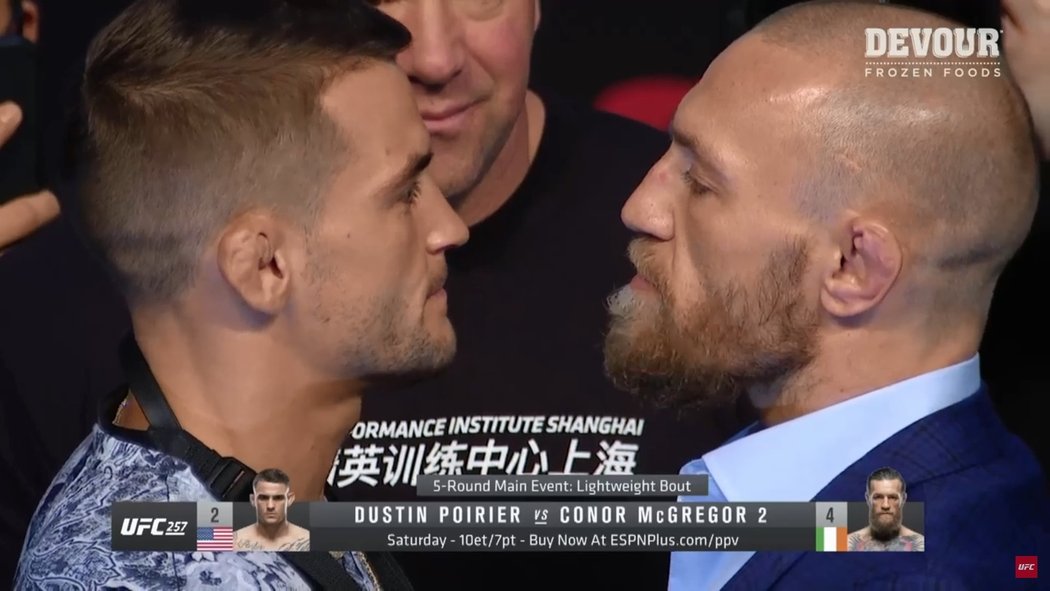 Dustin Poirier a Conor McGregor po tiskovce před turnajem UFC 257