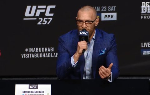 Conor McGregor na tiskové konferenci před turnajem UFC 257