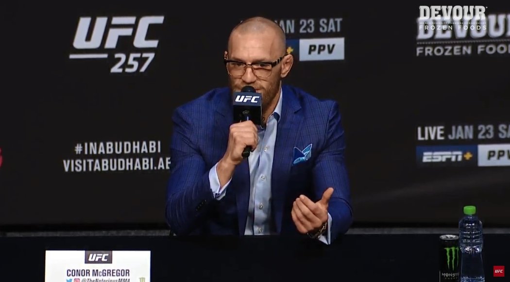 Conor McGregor na tiskové konferenci před turnajem UFC 257