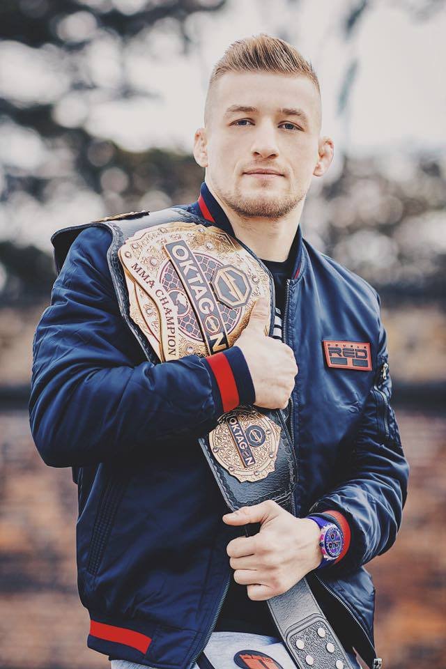 Šampion OKTAGON MMA ve velterové váze David Kozma
