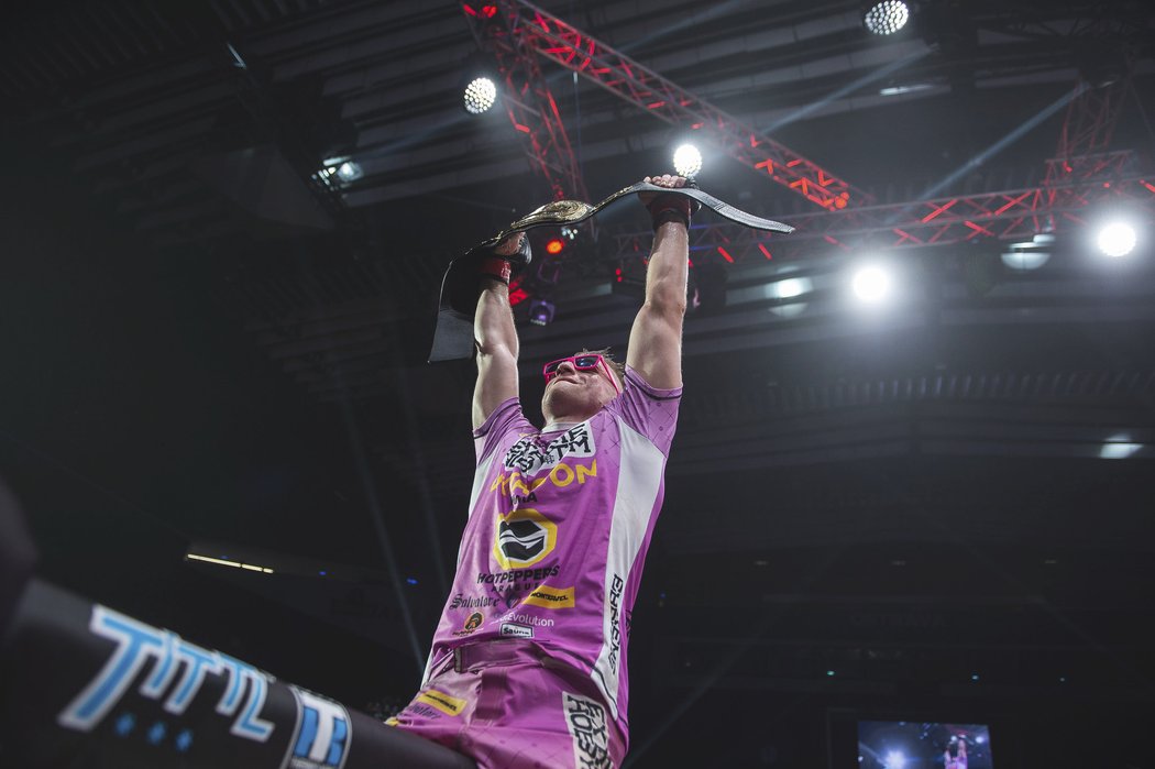 David Kozma - MMA zápasník, který si oblíbil růžovou barvu