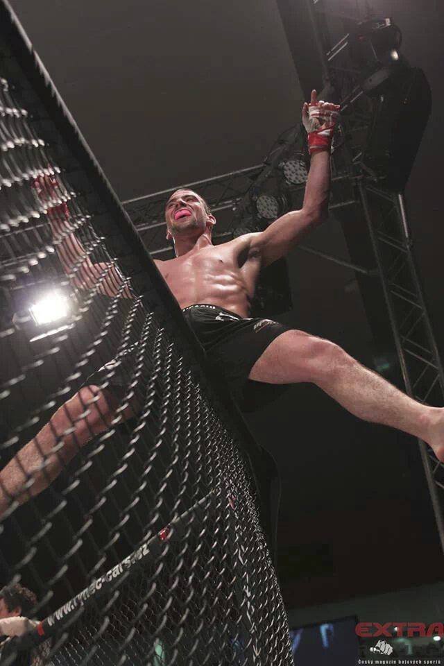 MMA bojovník Filip Macek oslavující výhru.