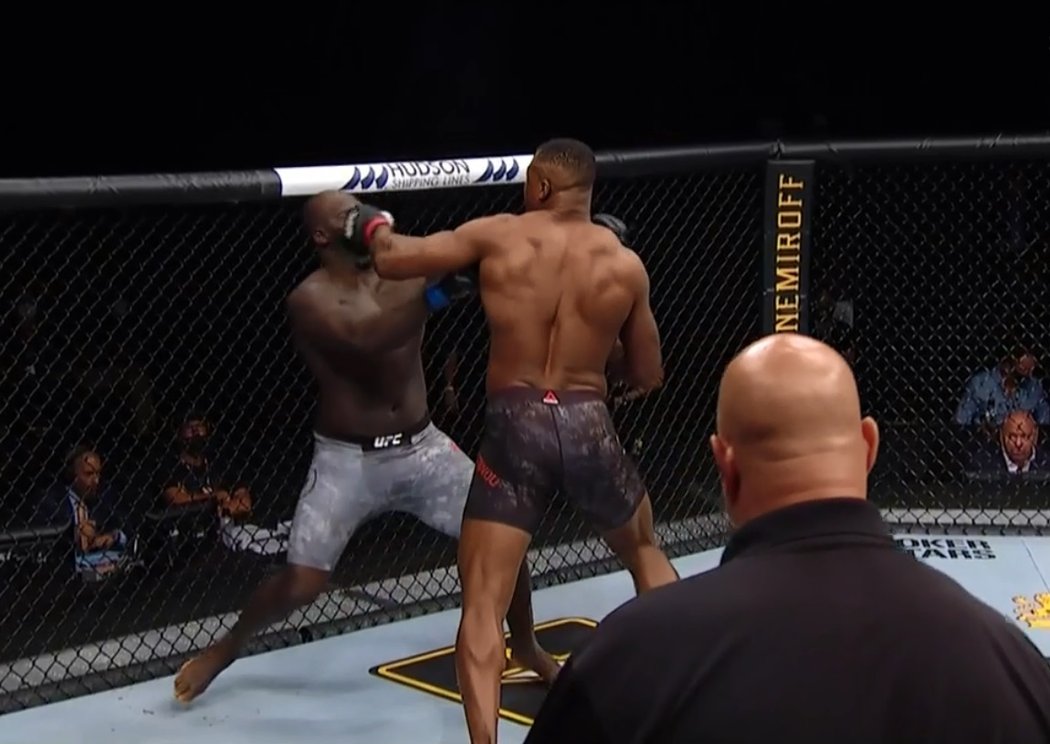 UFC 249: Souboj Francis Ngannou vs. Jarzinho Rozenstruik. Vítězem se stal Ngannou na začátku prvního kola.