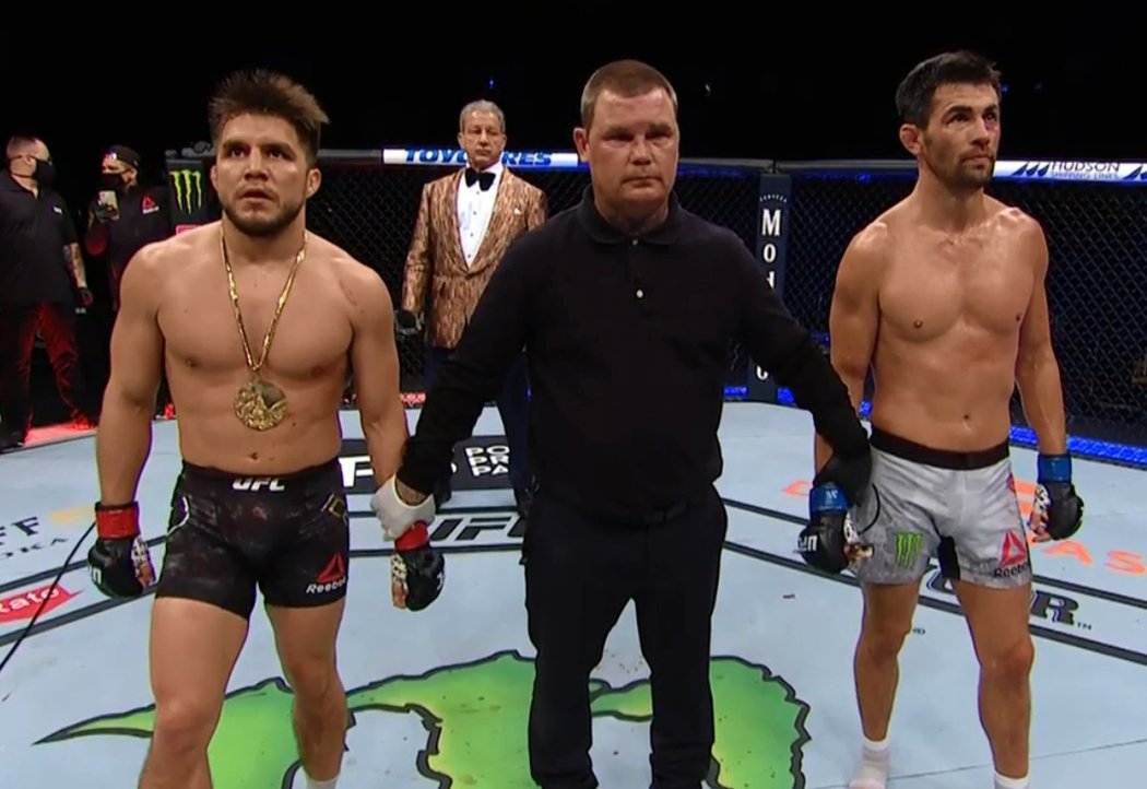 Henry Cejudo porazil ve druhém kole Dominicka Cruze TKO a ohlásil konec kariéry.