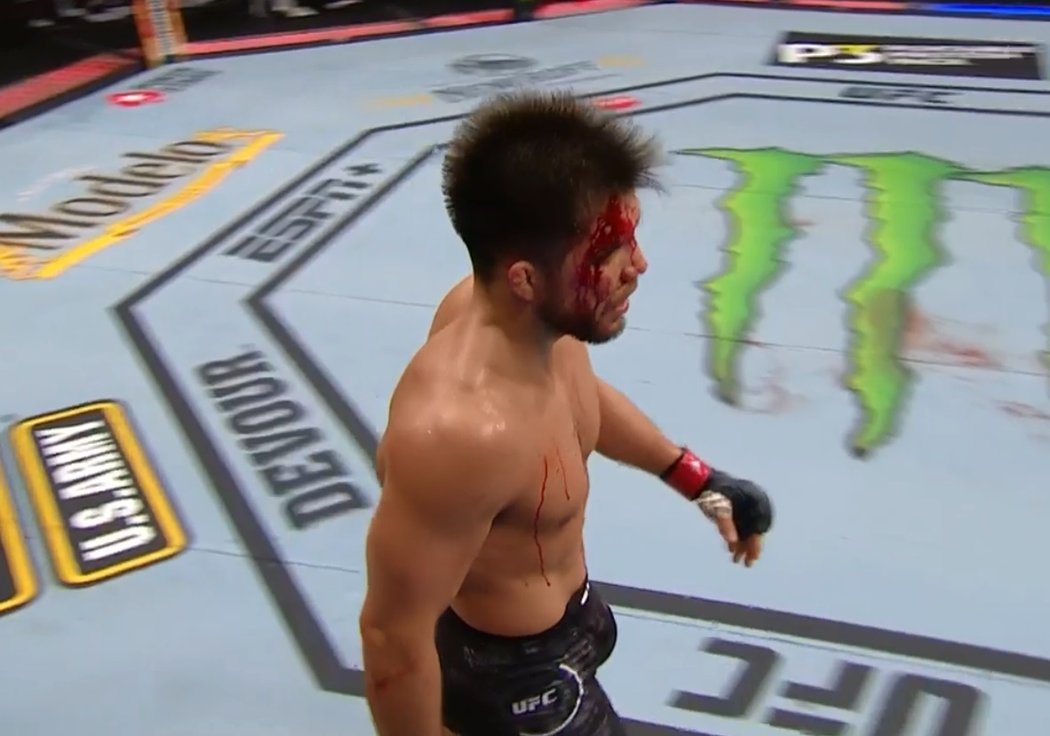 Henry Cejudo porazil ve druhém kole Dominicka Cruze TKO a ohlásil konec kariéry.