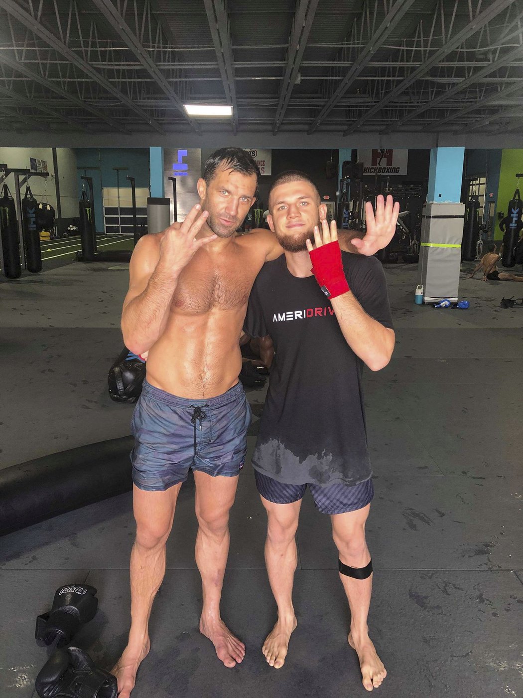 UFC bojovníci Luke Rockhold a Ismail Naurdiev