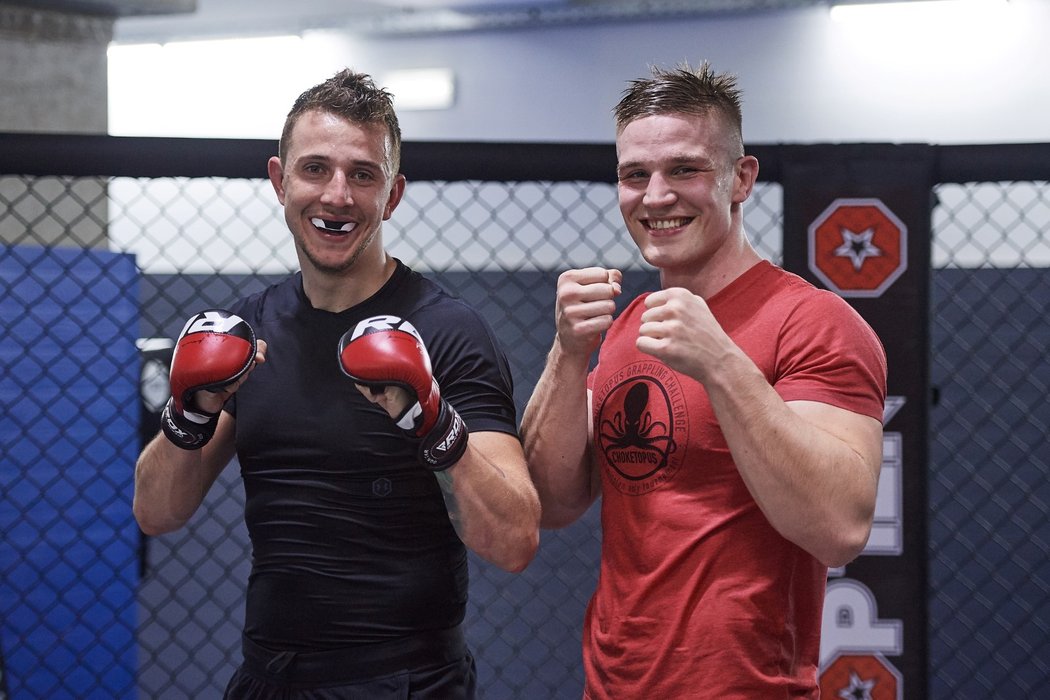 Herec Jakub Štáfek trénuje i Milošem Petráškem, jedním z nejlepších českých MMA bojovníků