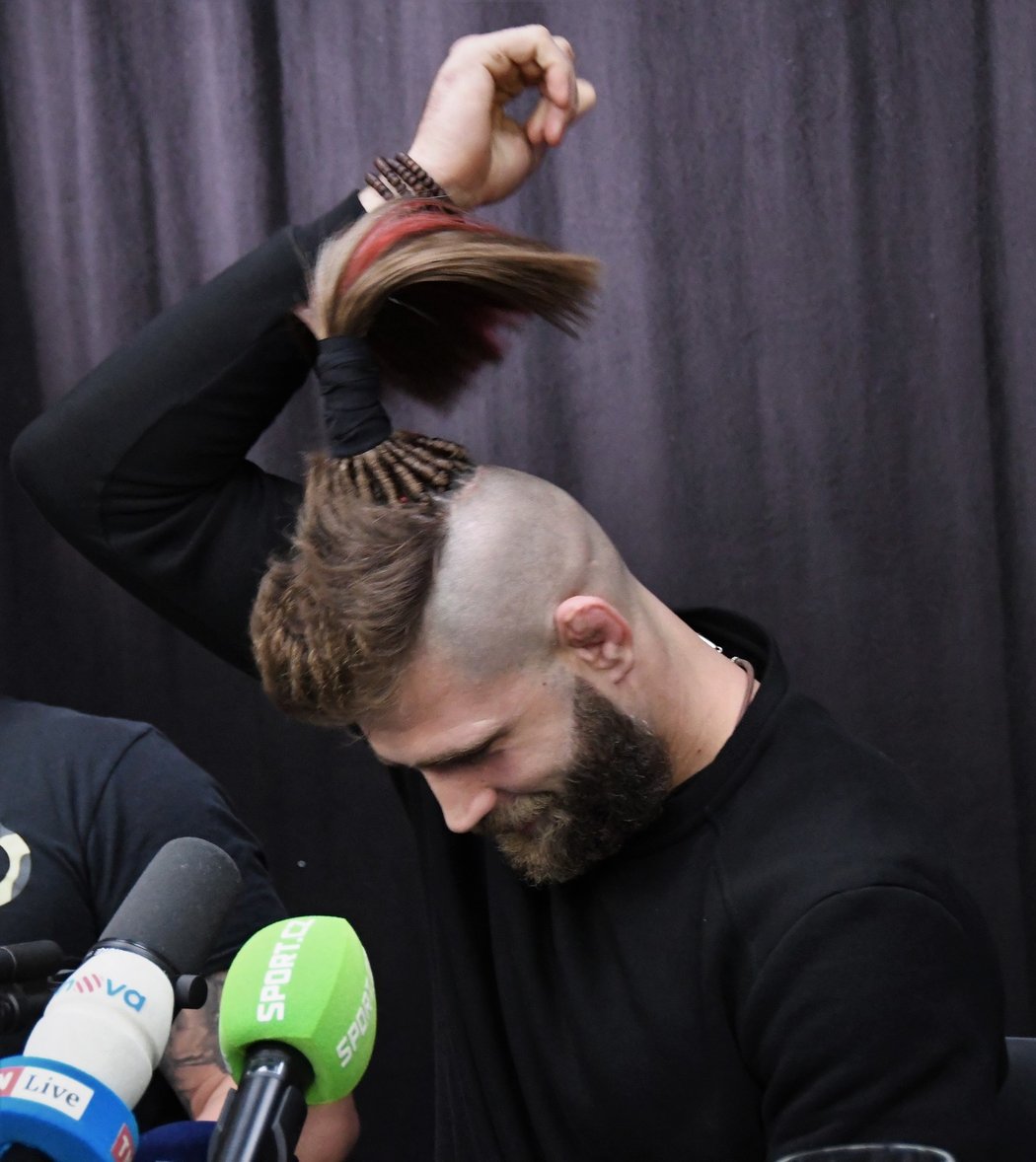 Jiří Procházka na tiskové konferenci před odletem do Abú Zabí