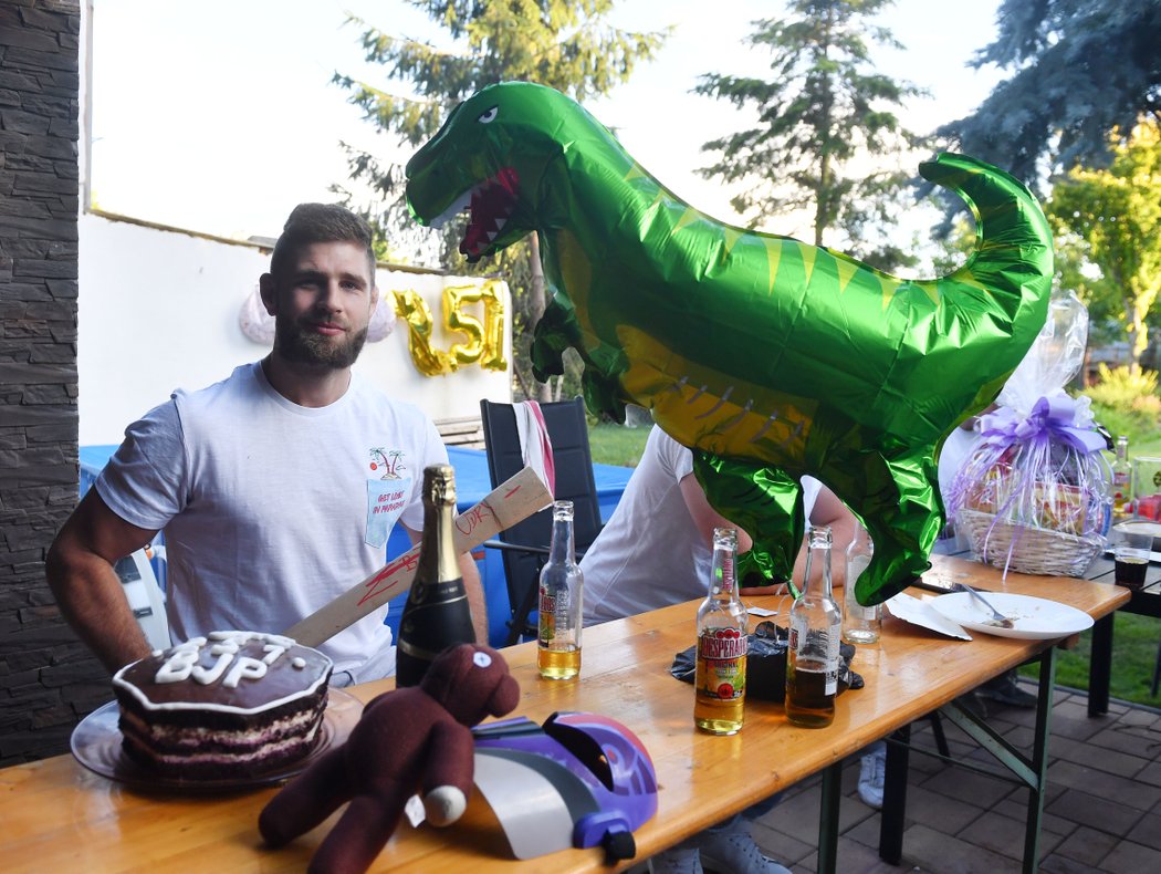 Jiří Procházka s dárky, které dostal od přátel během oslavy prvního vítězství v UFC.