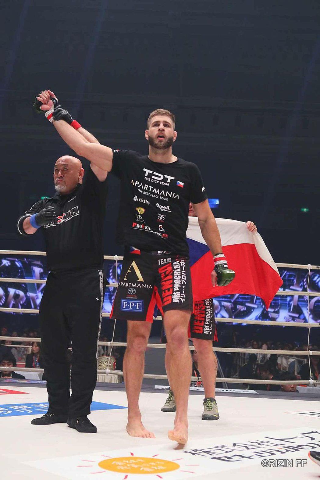 Český MMA zápasník Jiří &#34;Denisa&#34; Procházka na turnaji Rizin 19 suverénně porazil brazilského soupeře Fabia Maldonada.