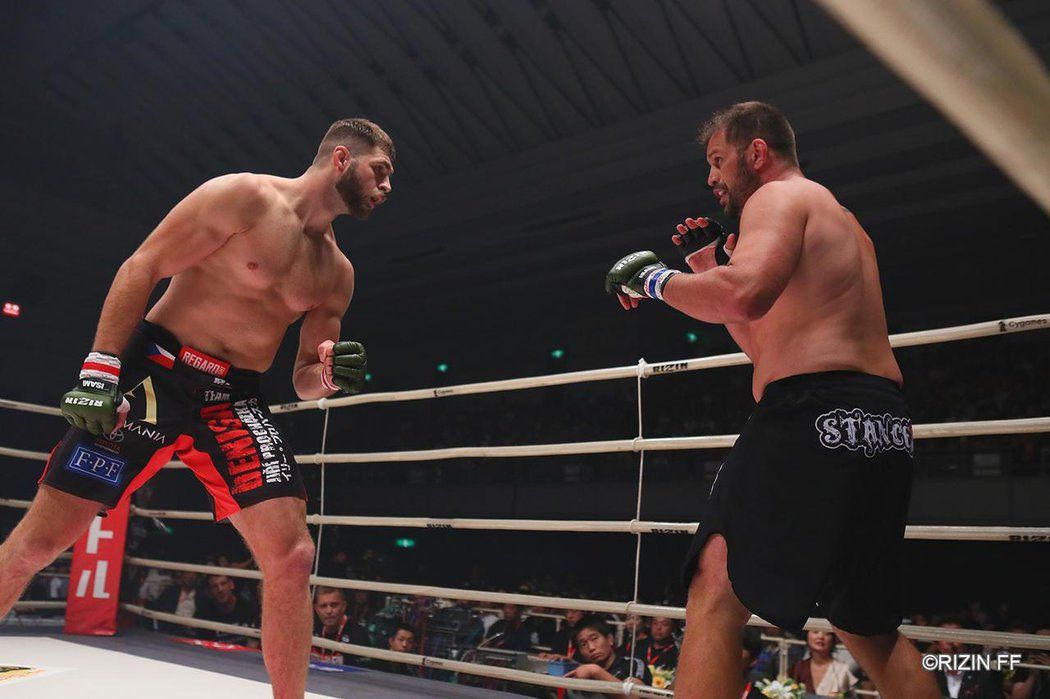 Český MMA zápasník Jiří &#34;Denisa&#34; Procházka na turnaji Rizin 19 suverénně porazil brazilského soupeře Fabia Maldonada.