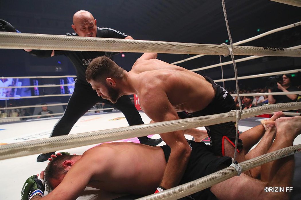 Český MMA zápasník Jiří &#34;Denisa&#34; Procházka na turnaji Rizin 19 suverénně porazil brazilského soupeře Fabia Maldonada.