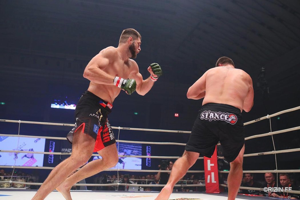 Český MMA zápasník Jiří &#34;Denisa&#34; Procházka na turnaji Rizin 19 suverénně porazil brazilského soupeře Fabia Maldonada.