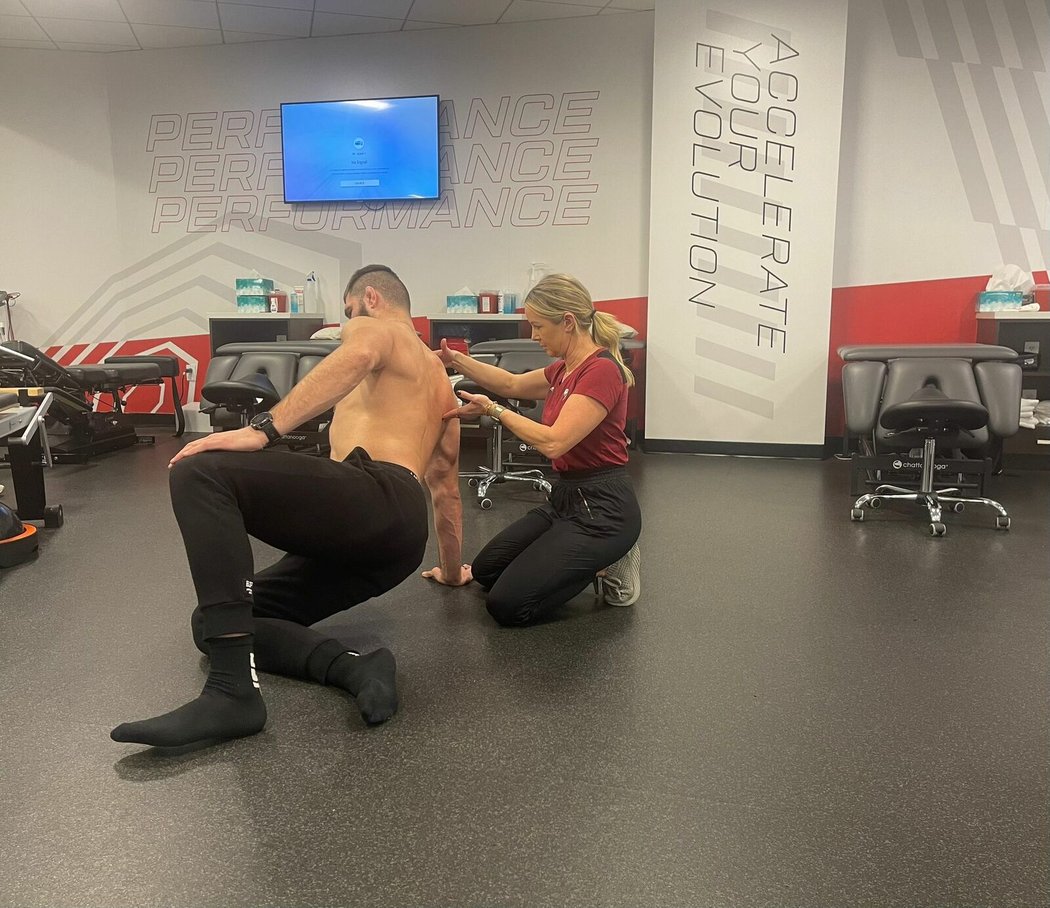 Jiří Procházka během rehabilitace s fyzioterapeutkou Heather Linden v UFC Performance Institute