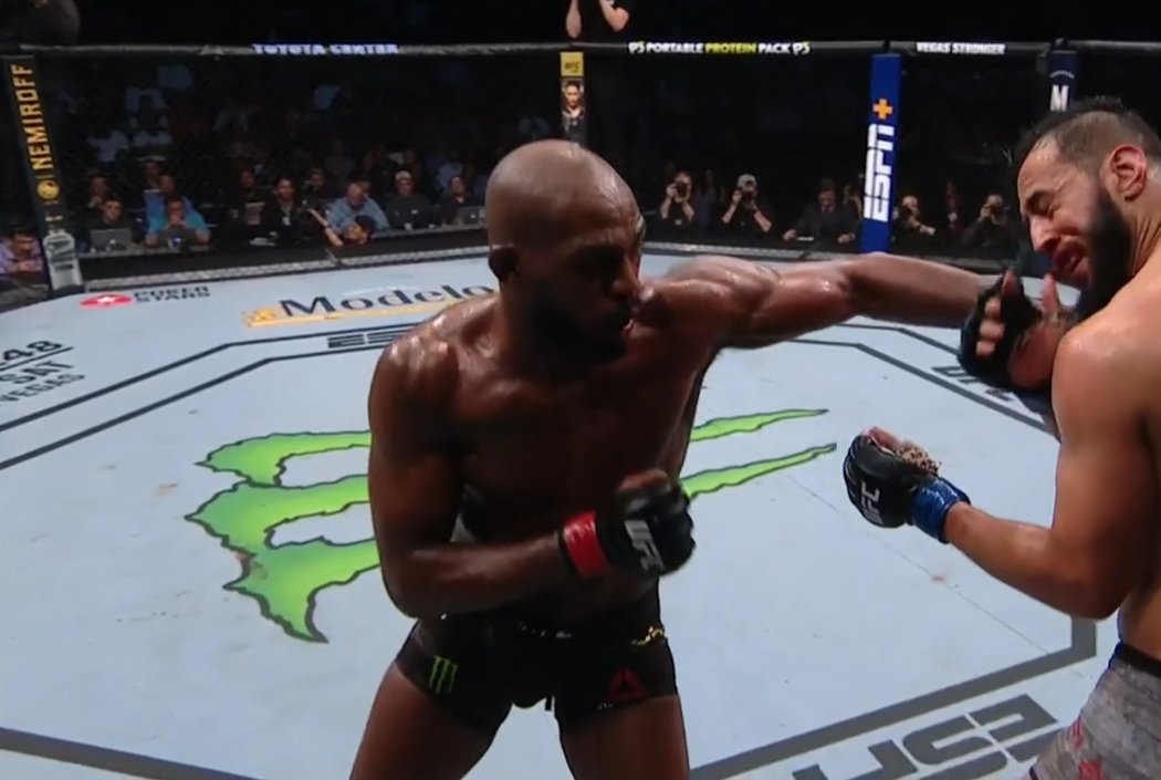 Průběh zápasu Jon Jones vs. Dominick Reyes.