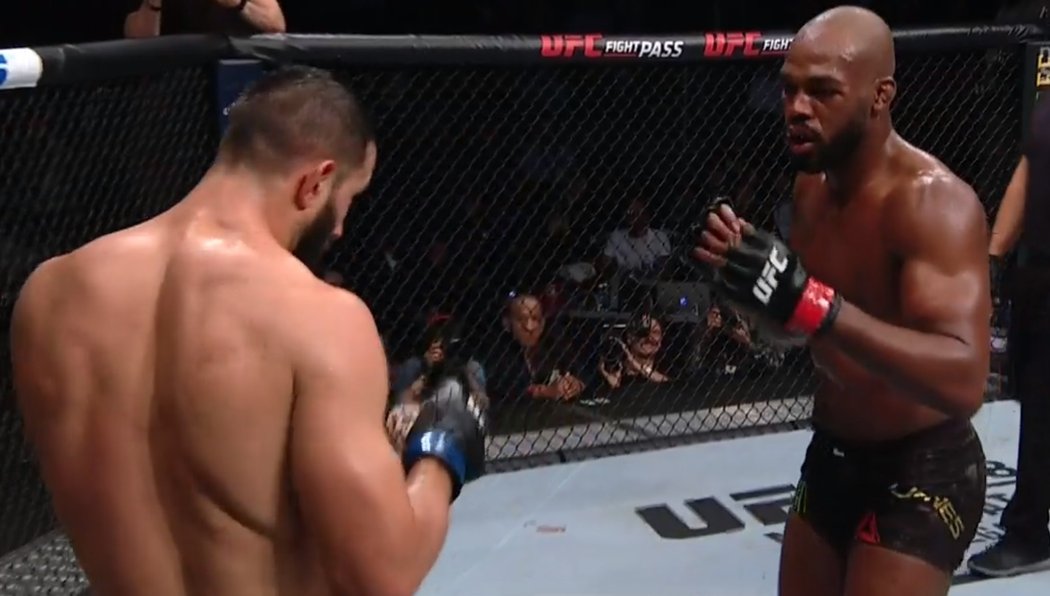 Průběh zápasu Jon Jones vs. Dominick Reyes.