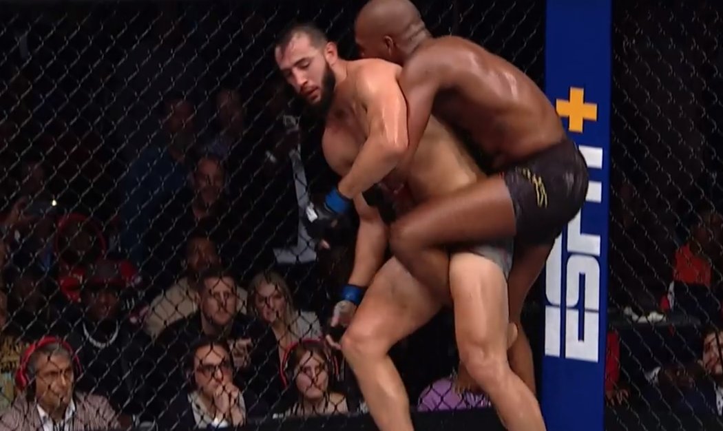 Průběh zápasu Jon Jones vs. Dominick Reyes.