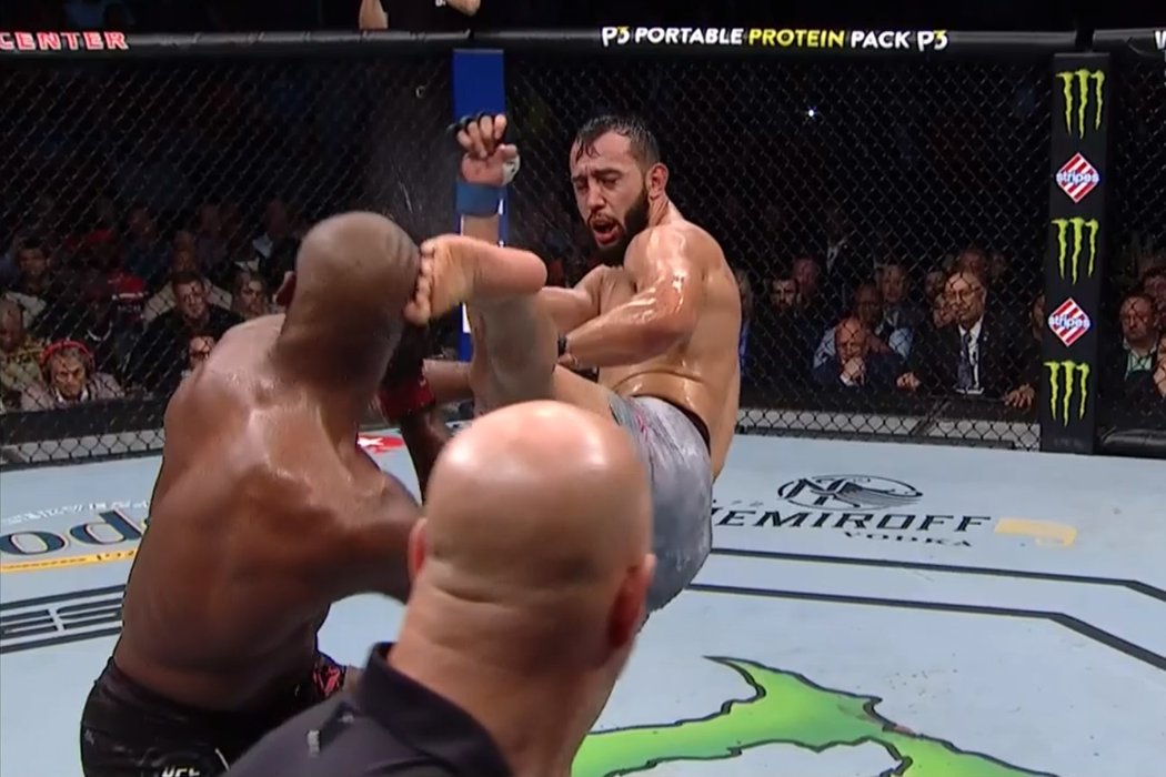 Průběh zápasu Jon Jones vs. Dominick Reyes.