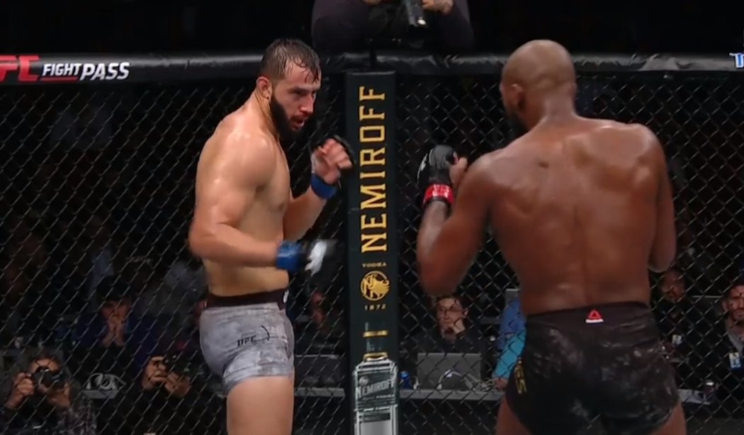 Průběh zápasu Jon Jones vs. Dominick Reyes.