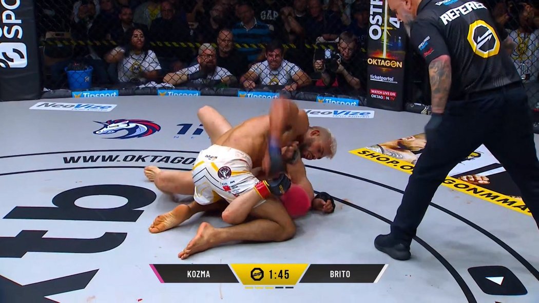 Brazilec Kaik Brito porazil Davida Kozmu TKO ve 3. kole