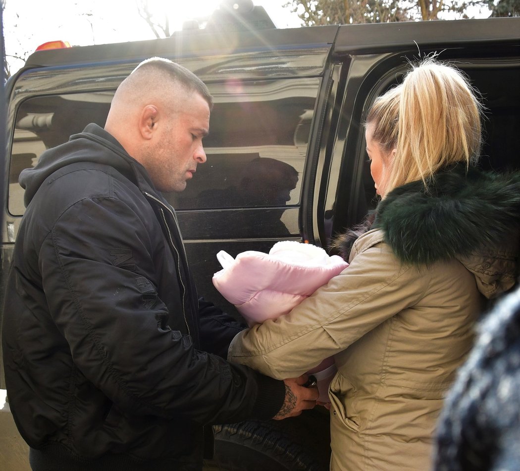 Karlos Vémola o Štědrém dni vyzvedl v porodnici v Podolí dceru Lili a partnerku Lelu.