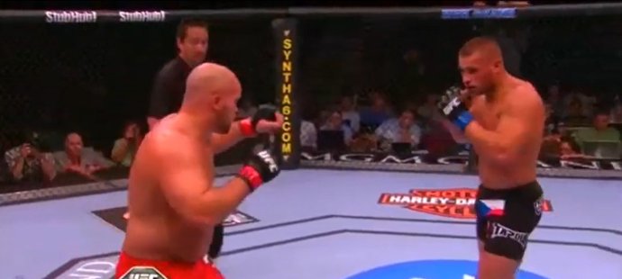 První zápas Karlose Vémoly v UFC. Galavečer UFC 116, místo konání: MGM Grand Garden Arena, Las Vegas, datum: 3. července 2010, soupeř: Američan Jon Madsen