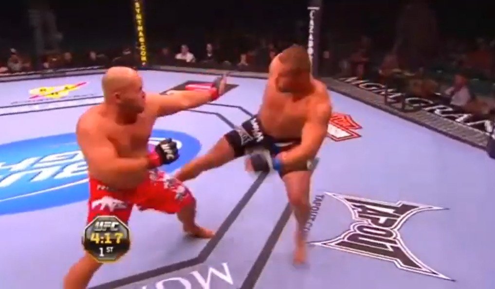 První zápas Karlose Vémoly v UFC. Galavečer UFC 116, místo konání: MGM Grand Garden Arena, Las Vegas, datum: 3. července 2010, soupeř: Američan Jon Madsen