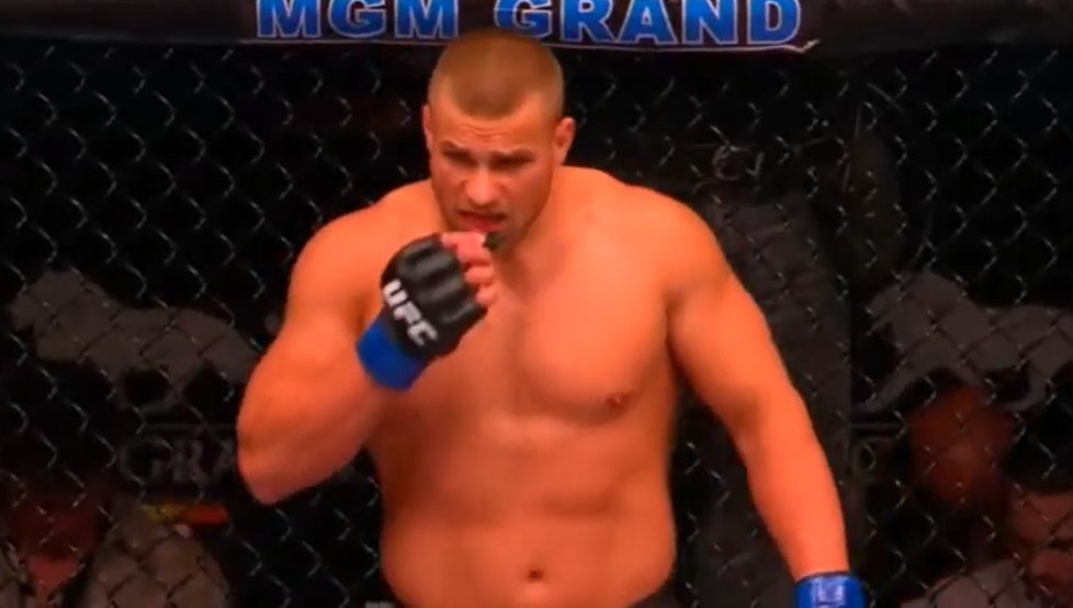 První zápas Karlose Vémoly v UFC. Galavečer UFC 116, místo konání: MGM Grand Garden Arena, Las Vegas, datum: 3. července 2010, soupeř: Američan Jon Madsen