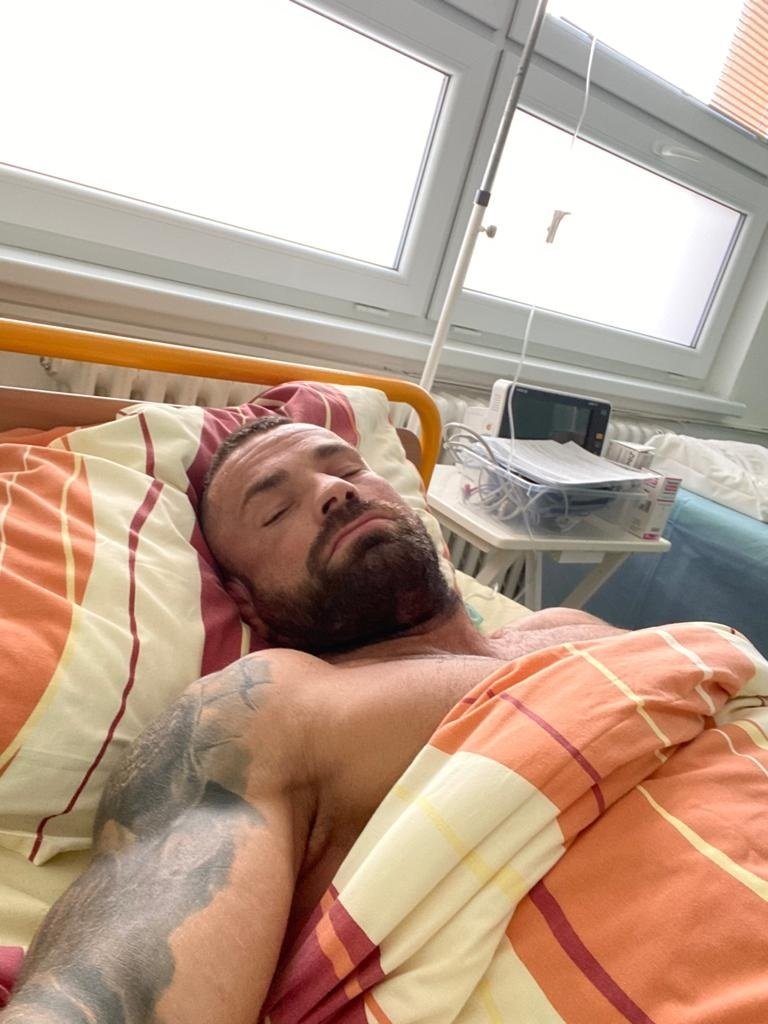 Karlos Vémola po operaci menisku, kterou podstoupil v neděli 9. srpna 2020