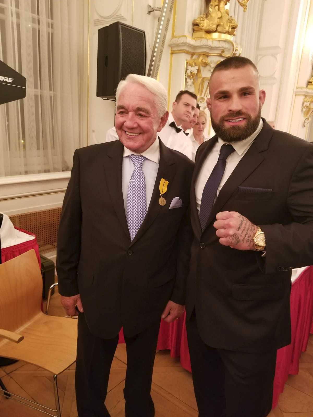 Karlos Vémola se na Hradě setkal i s hercem Jiřím Krampolem, který od prezidenta dostal Medaili Za zásluhy