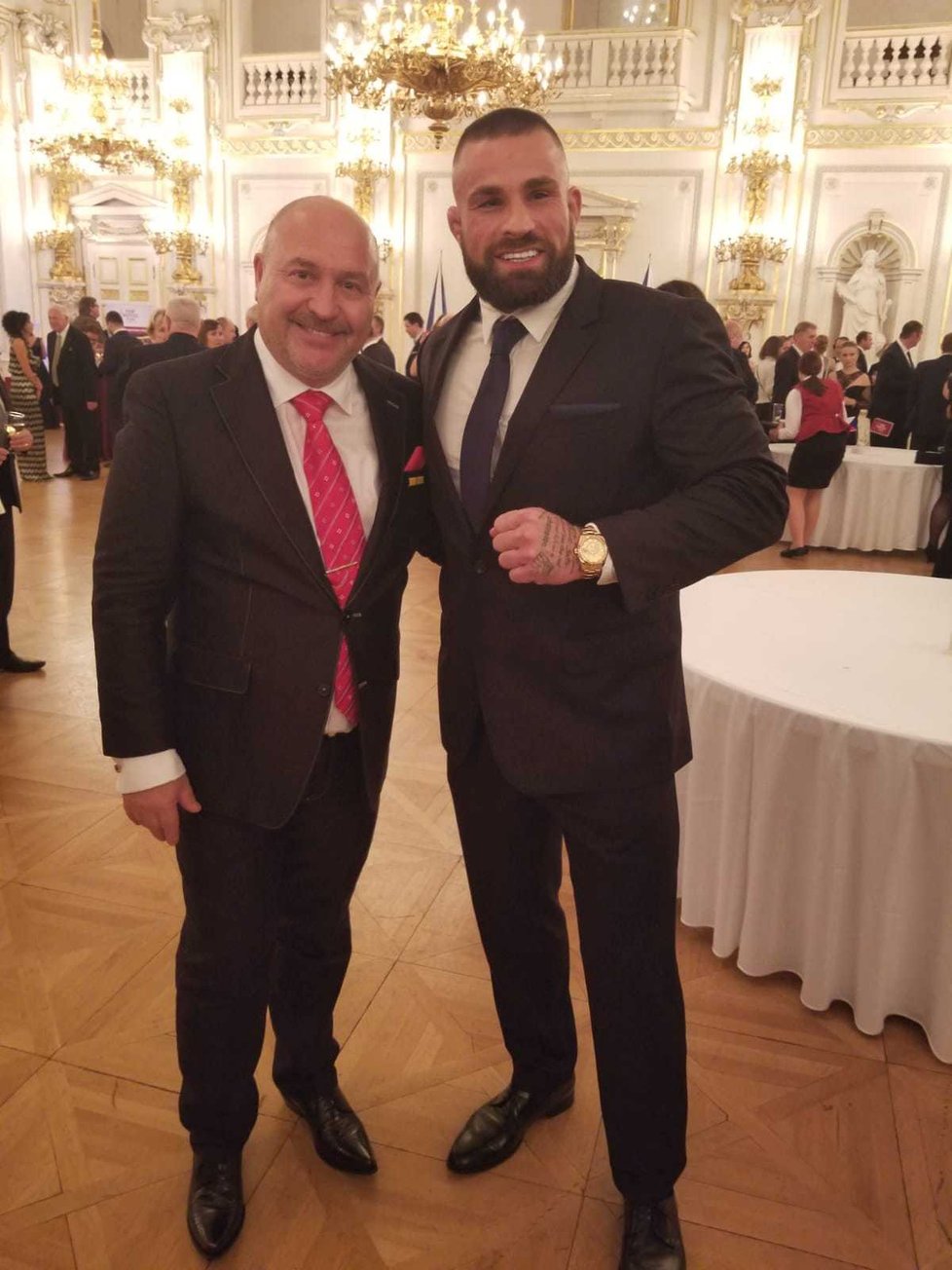 Medailí Za zásluhy oceněný Michal David už má také foto s hlavní hvězdou českého MMA Karlosem Vémolou