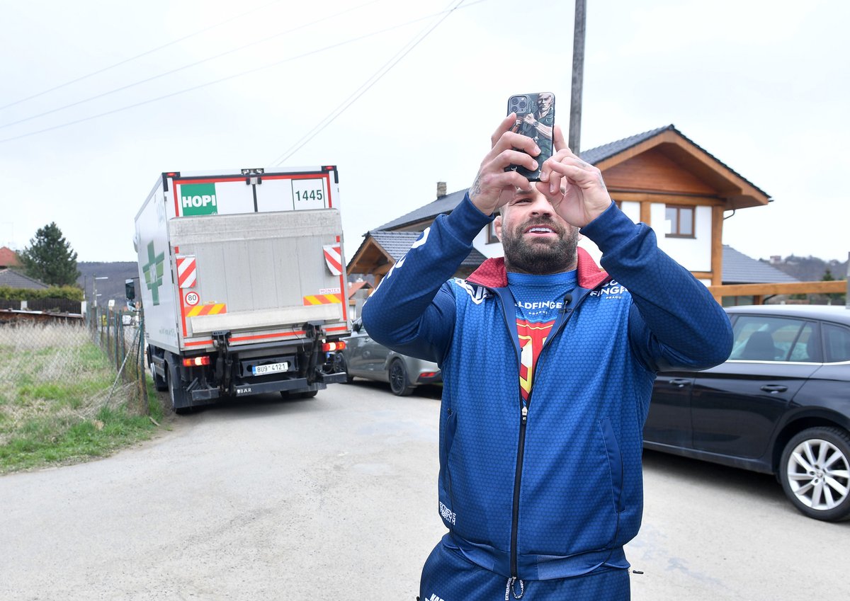 Karlos Vémola si do svého domu pořídil dva obří nilské krokodýly.