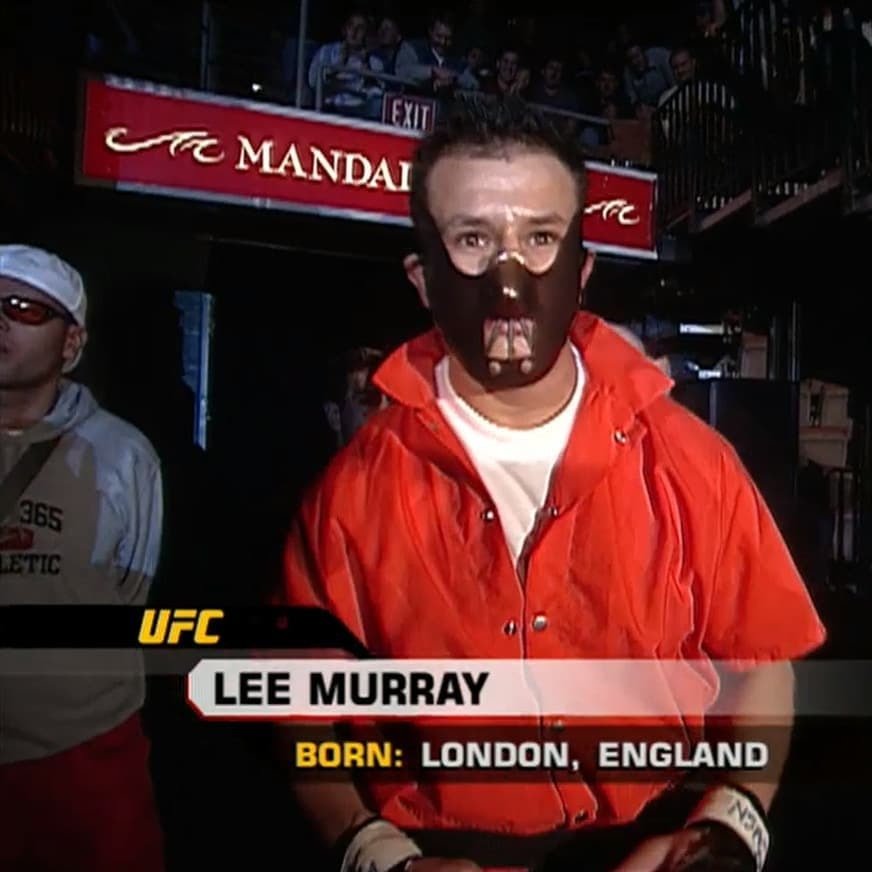 Lee Murray při nástupu ke svému UFC zápasu v přestrojení Hannibala Lectera.