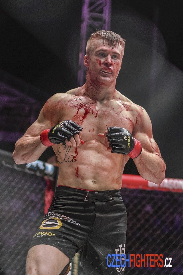 Český MMA zápasník Leo Brichta v krvavém souboji a turnaji Oktagon 13