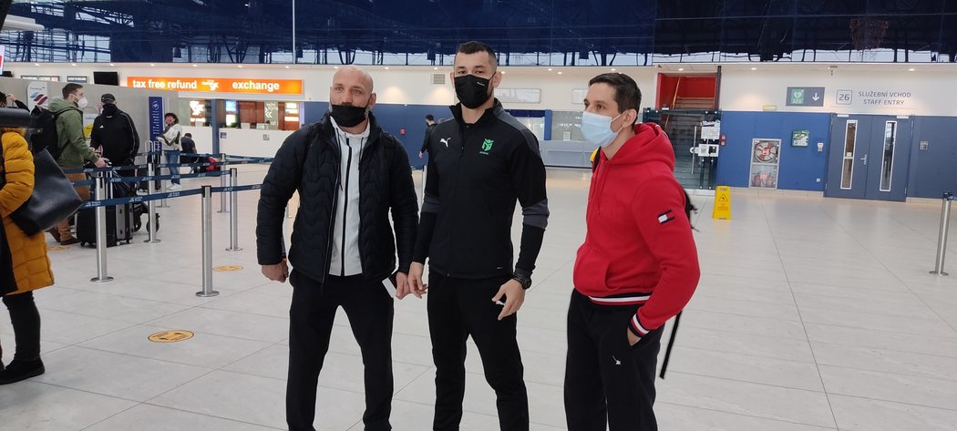 Machmud Muradov s trenéry Petrem Knížetem a Lukášem Bártou před odletem do Abú Zabí na další zápas v UFC.