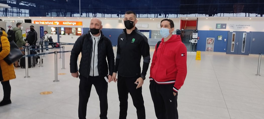 Machmud Muradov s trenéry Petrem Knížetem a Lukášem Bártou před odletem do Abú Zabí na další zápas v UFC.