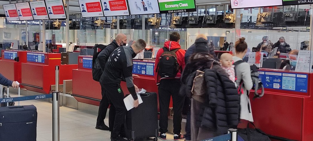 Machmud Muradov s trenéry Petrem Knížetem a Lukášem Bártou před odletem do Abú Zabí na další zápas v UFC.