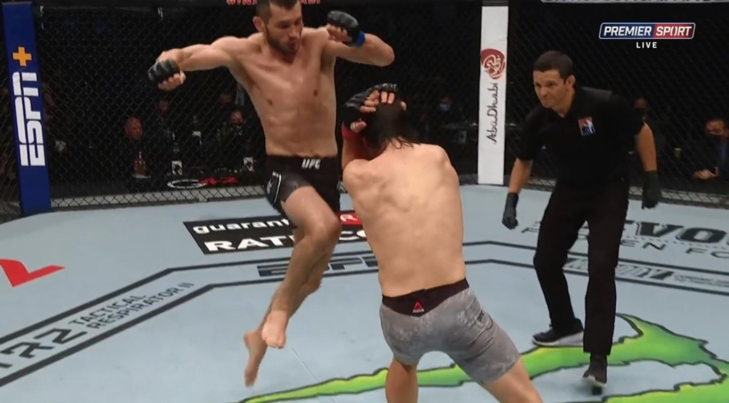 Machmud Muradov ovládl i třetí duel v UFC. Američana Andrewa Sancheze porazil TKO ve třetím kole.