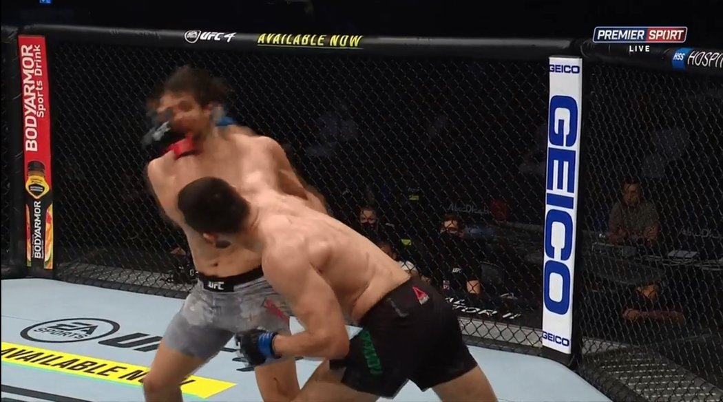 Machmud Muradov ovládl i třetí duel v UFC. Američana Andrewa Sancheze porazil TKO ve třetím kole.