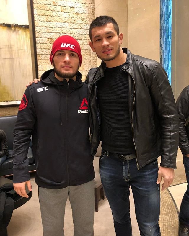 Chabib Nurmagomedov a Makhmud Muradov v roce 2018, kdy se ruský bojovník stal šampionem lehké váhy UFC